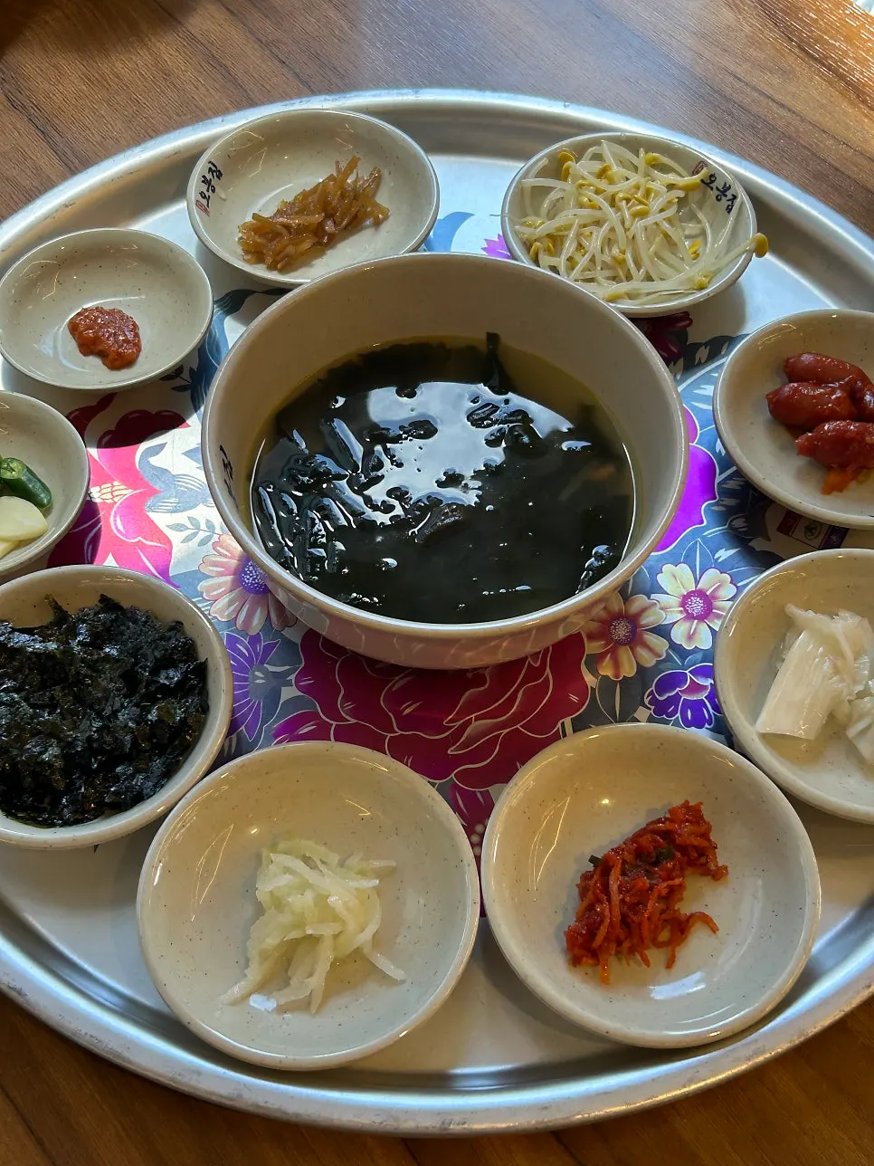 Close-up of sausage, bean sprouts, white kimchi and other side dishes