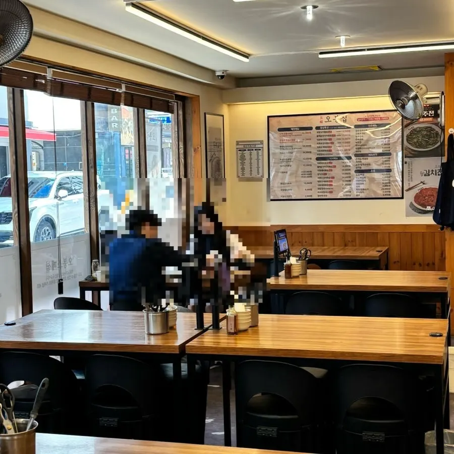 넓고 깔끔한 오봉집 삼성점 매장 내부