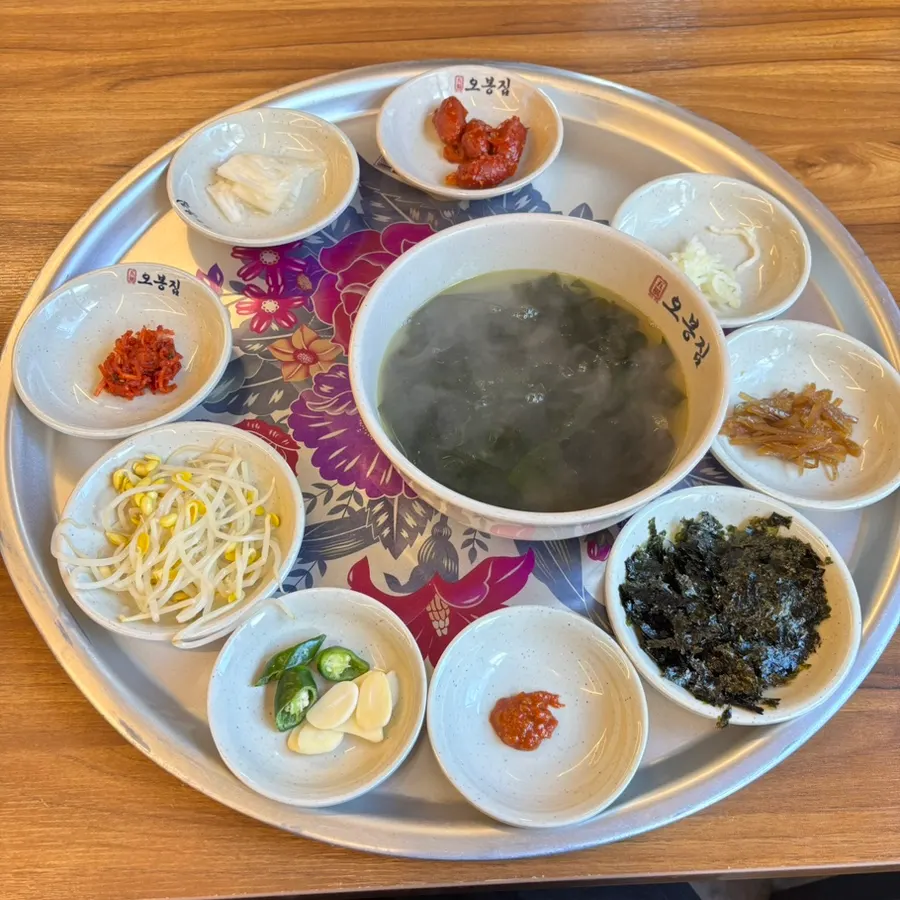 미역국과 콩나물, 백김치 기본찬 구성