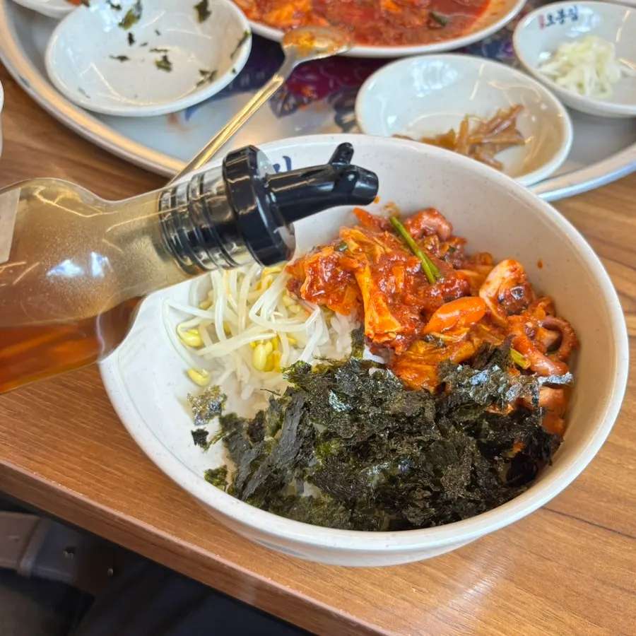 참기름을 넣어 비비는 낙지덮밥