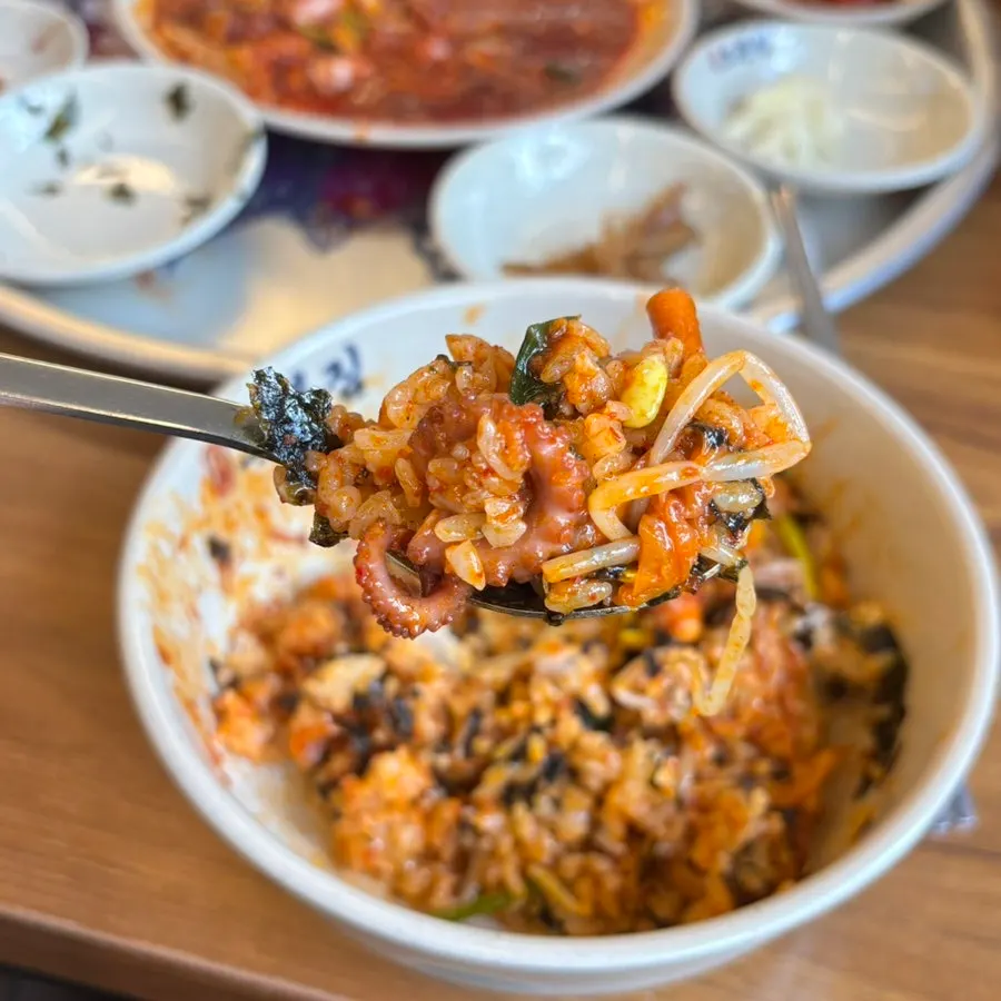 비벼 완성한 낙지볶음 비빔밥 한 그릇