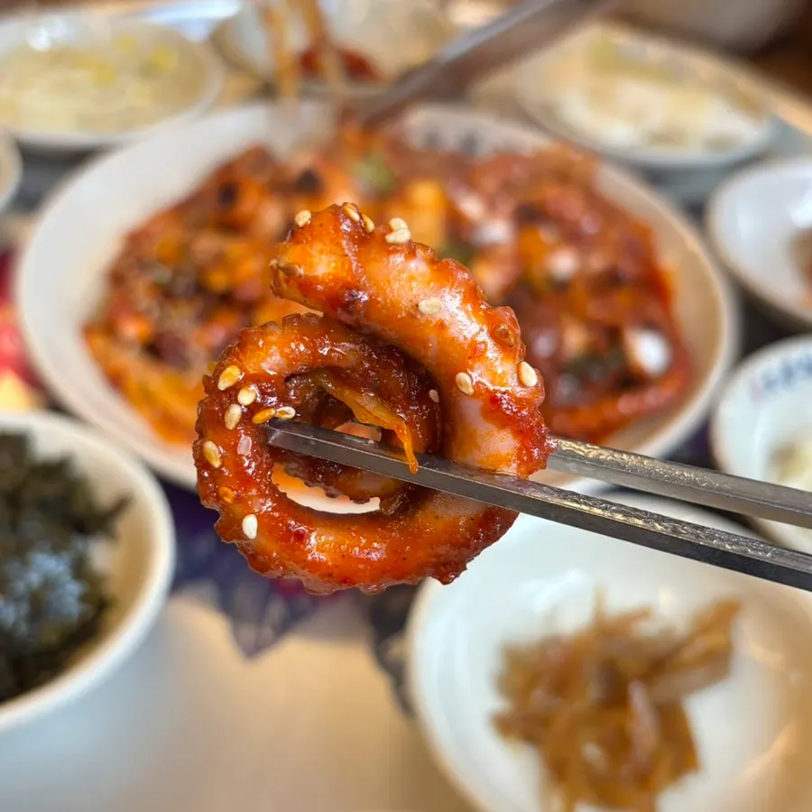 콩나물 더한 낙지볶음 밥 한 숟갈