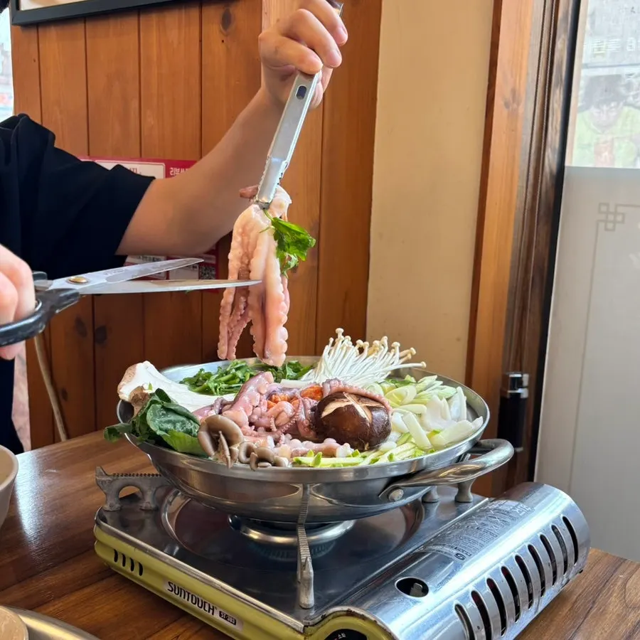 끓고 있는 연포탕 속 낙지