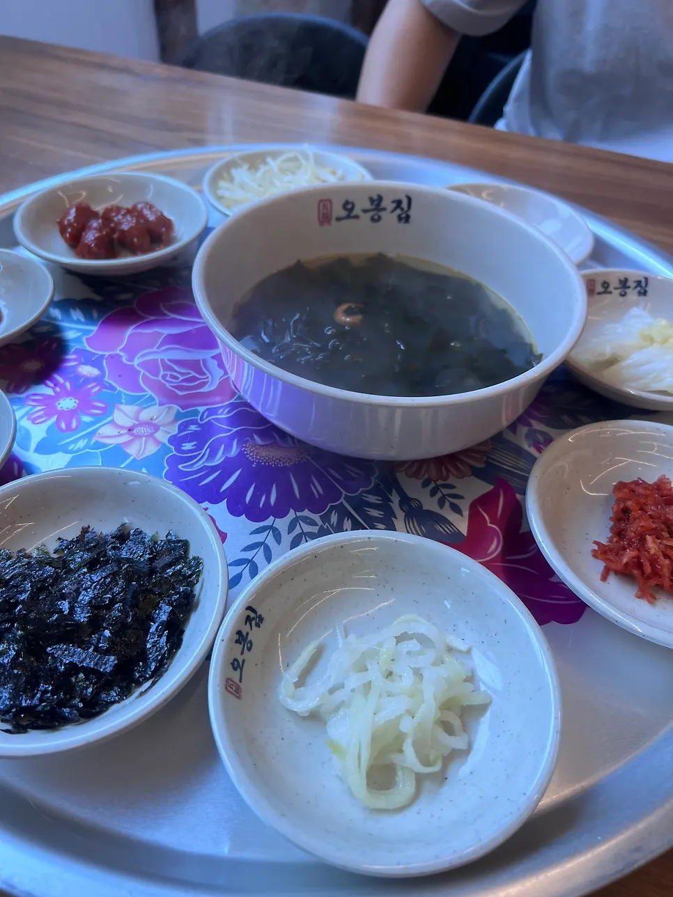 Table setting of the maesaengi yeonpo-bossam at Obongjip Samseong Branch