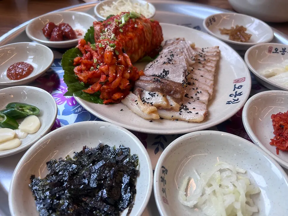 Spacious, clean dining hall seating at Obongjip Samseong Branch