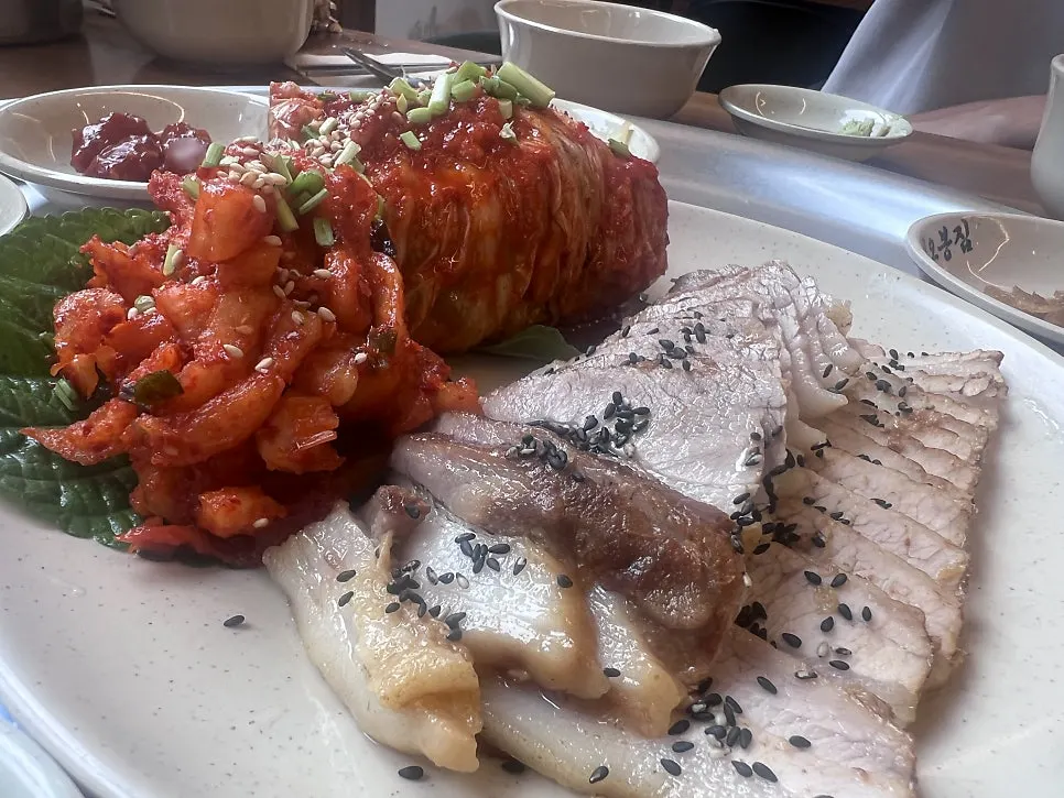 Group seating area inside Obongjip Samseong Branch