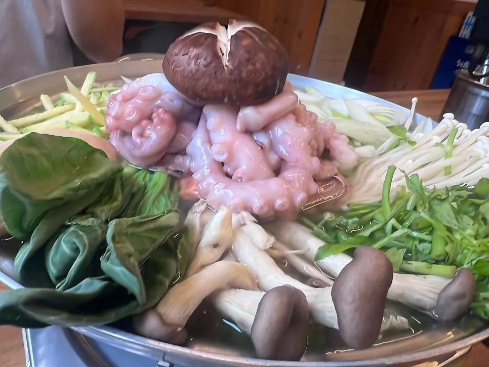 Basic table setting and side dishes for the maesaengi yeonpo-bossam