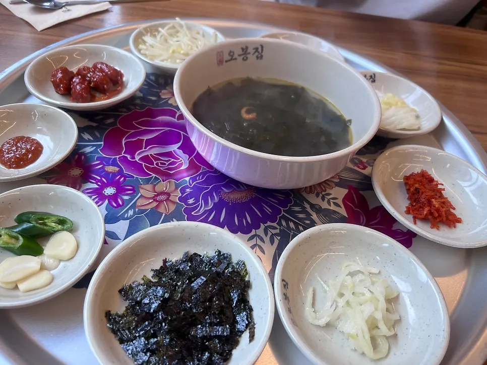 Glossy bossam and kimchi at Obongjip Samseong Branch