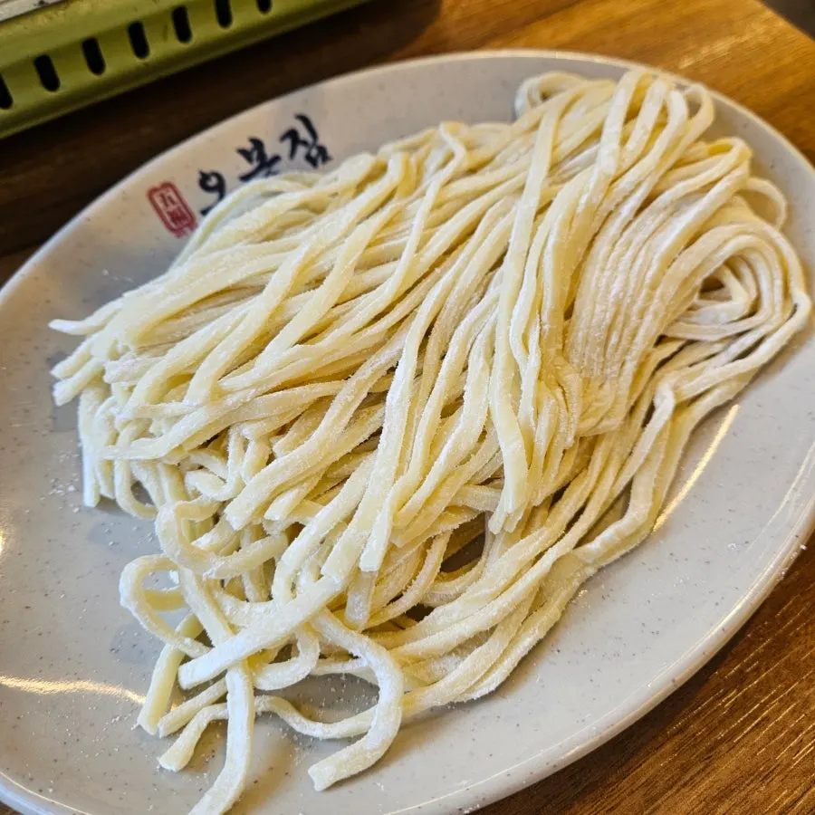 끓이기 전 연포탕 냄비와 칼국수면