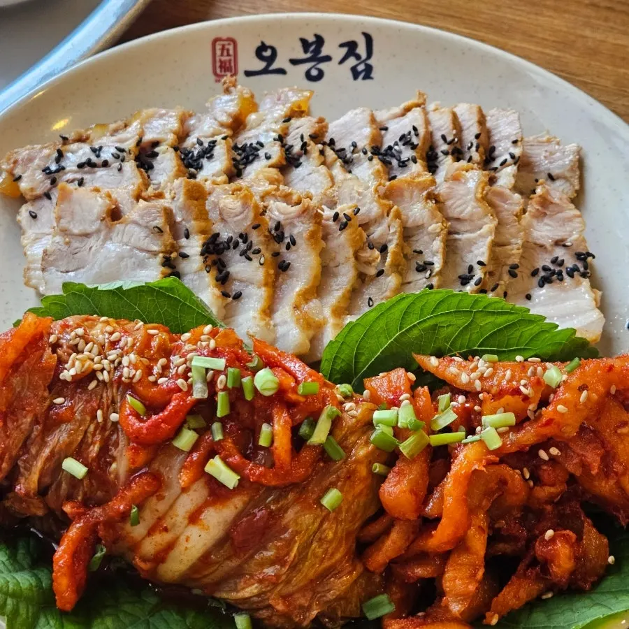 가지런히 담겨 나온 오봉집 삼성점 보쌈과 김치