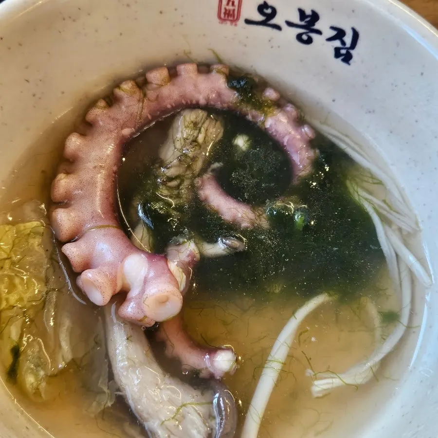 먹기 좋게 잘라 건져 먹는 연포탕 낙지