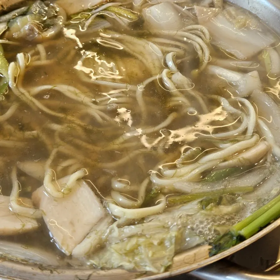 연포탕 국물에 넣고 끓인 칼국수 면