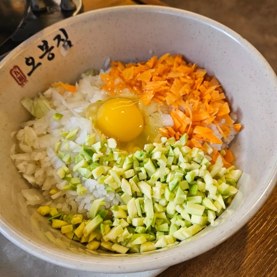 죽 재료로 나온 밥과 당근, 양파, 애호박, 날계란