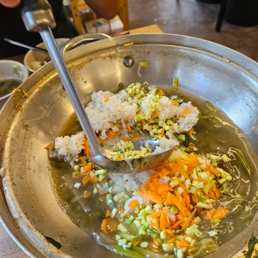 남은 국물에 재료를 넣고 끓인 죽