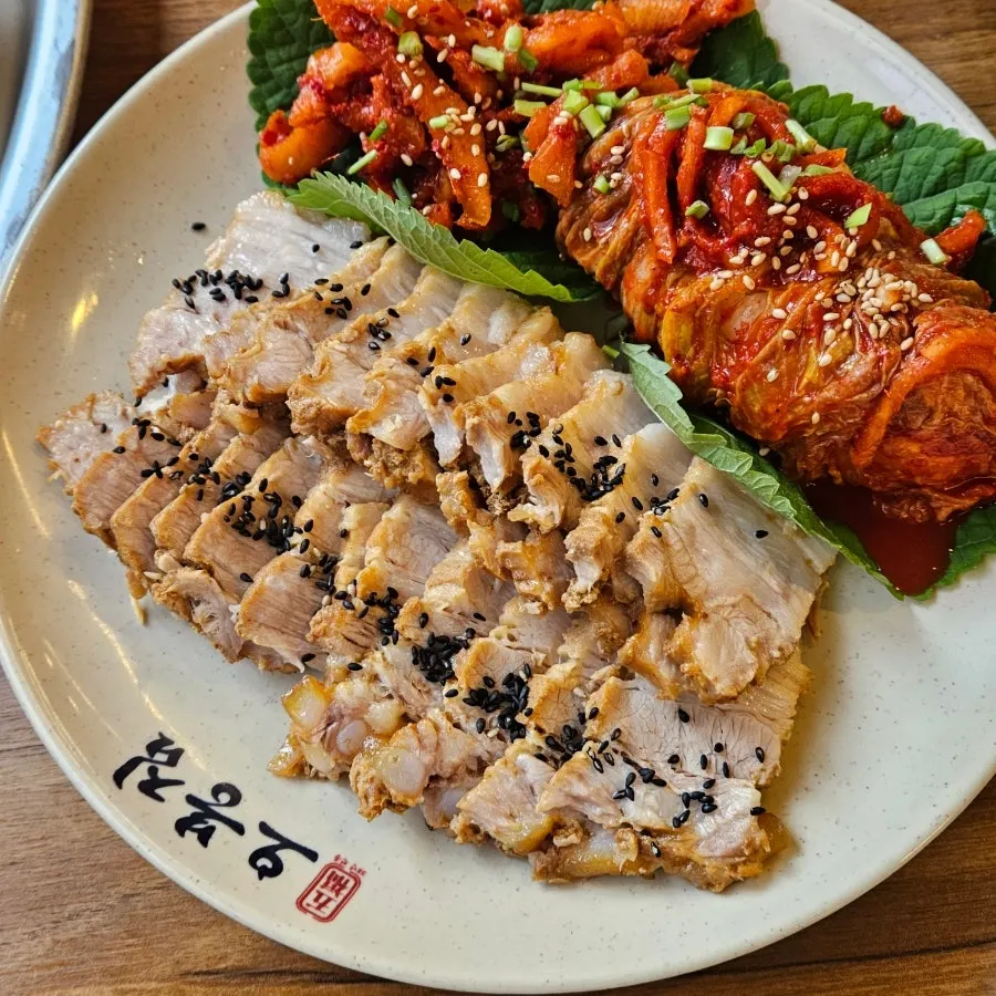 보쌈과 매생이 연포탕이 함께 놓인 테이블