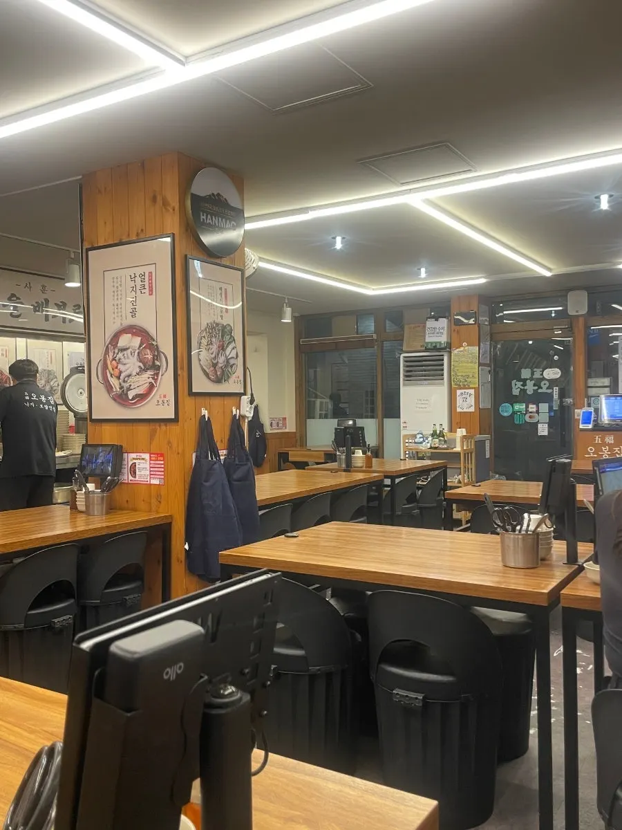 Bagian dalam Obongjip Samseong Branch dengan meja-meja