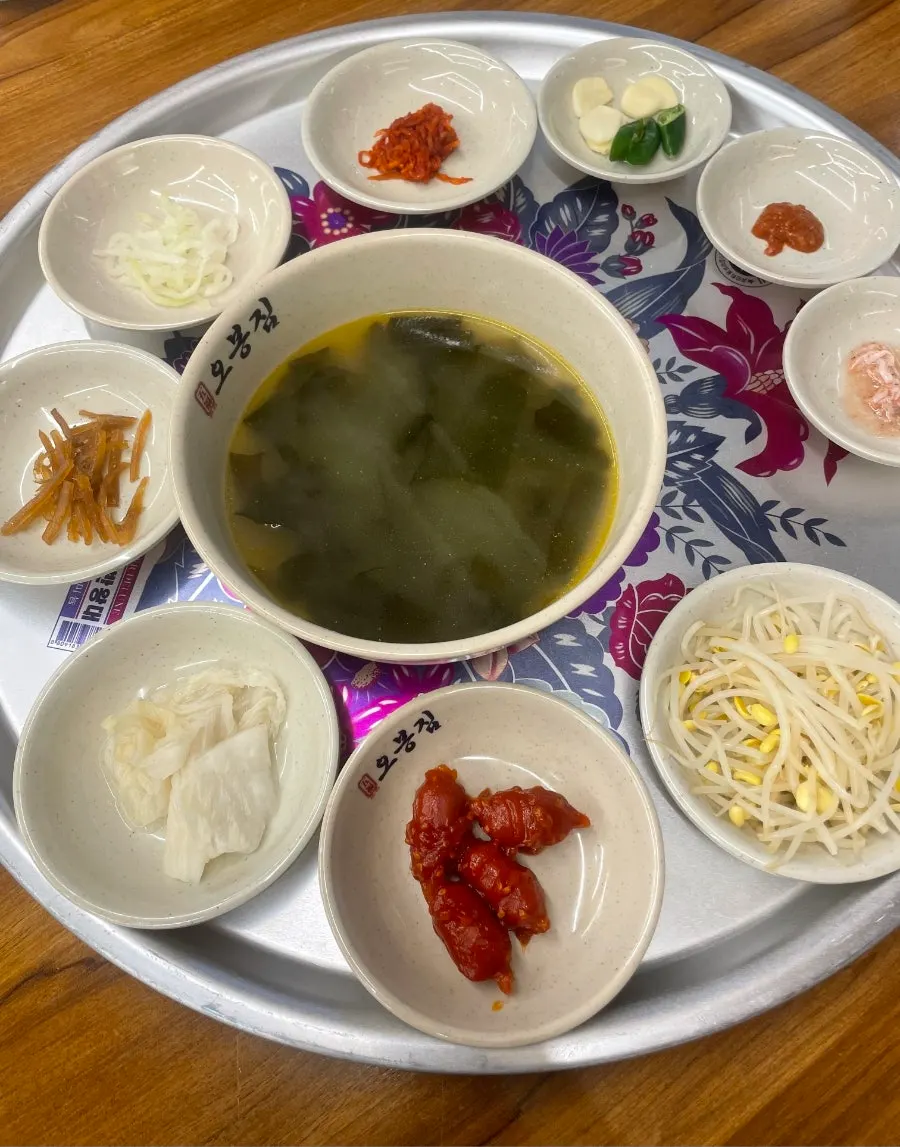 Self-serve bar untuk mengambil banchan