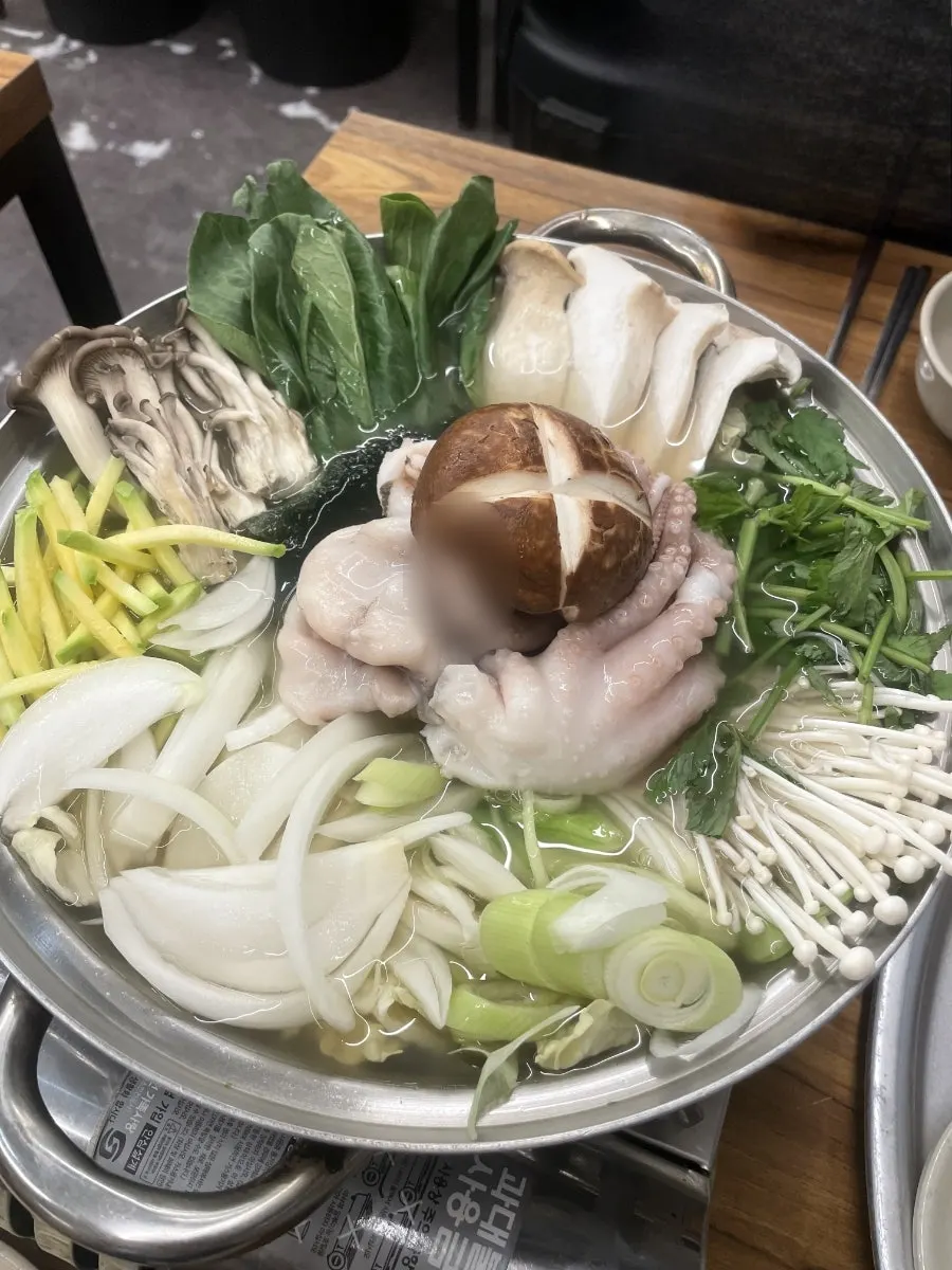 Maesaengi Yeonpotang penuh sayuran dan gurita