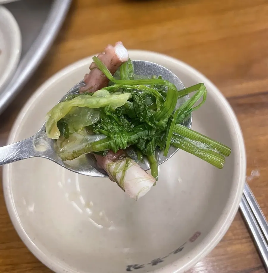 Gurita dan minari dicelup saus kecap wasabi
