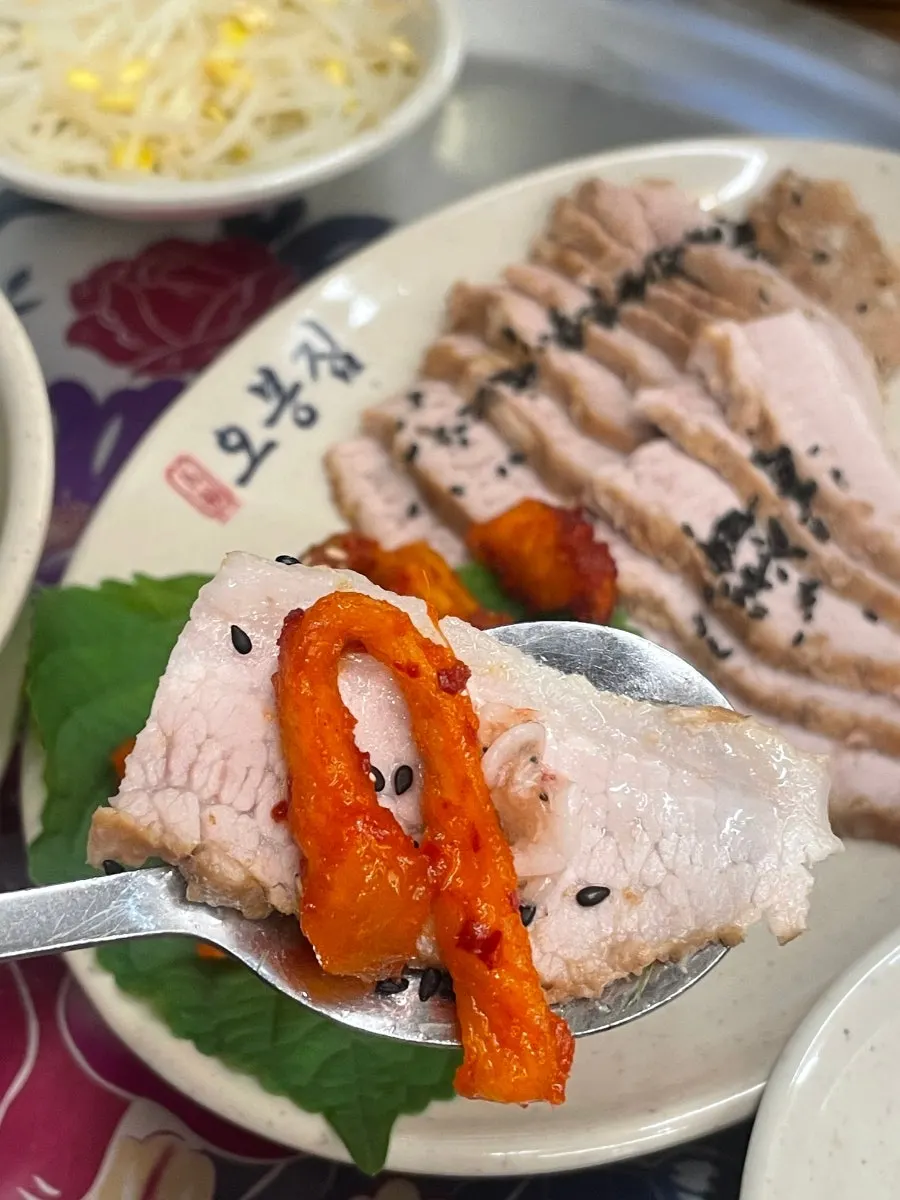Mukimchi di atas daging bossam