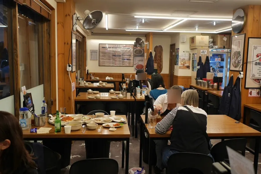 Spacious, open interior of Obongjip Samseong Branch