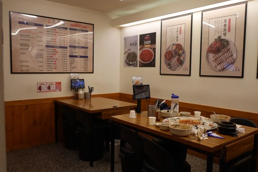 Interior of Obongjip Samseong Branch with 4-person tables