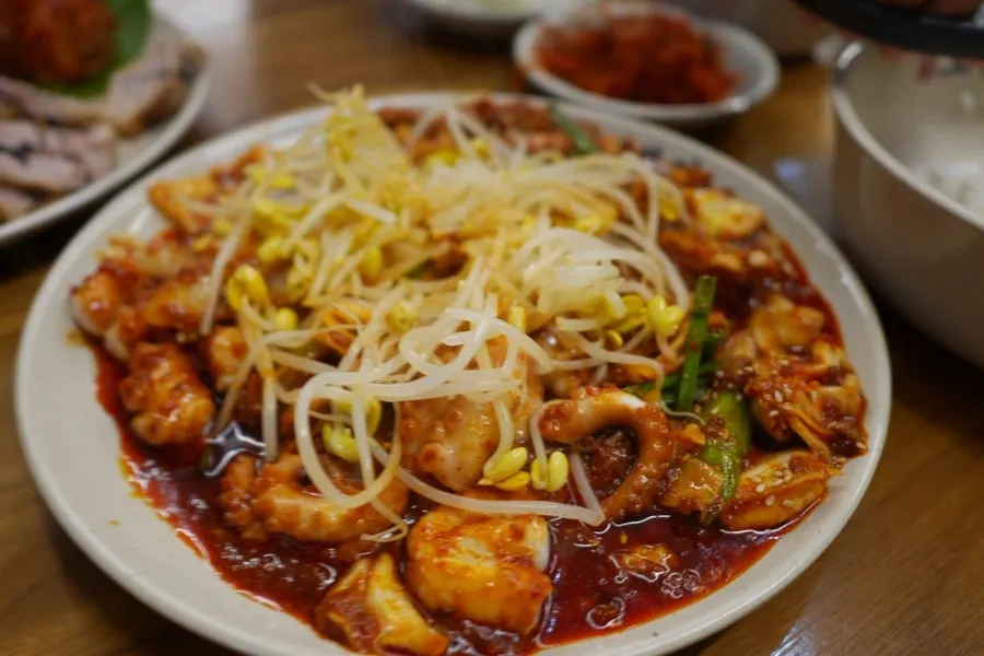 Fire-grilled octopus stir-fry eaten with bean sprouts