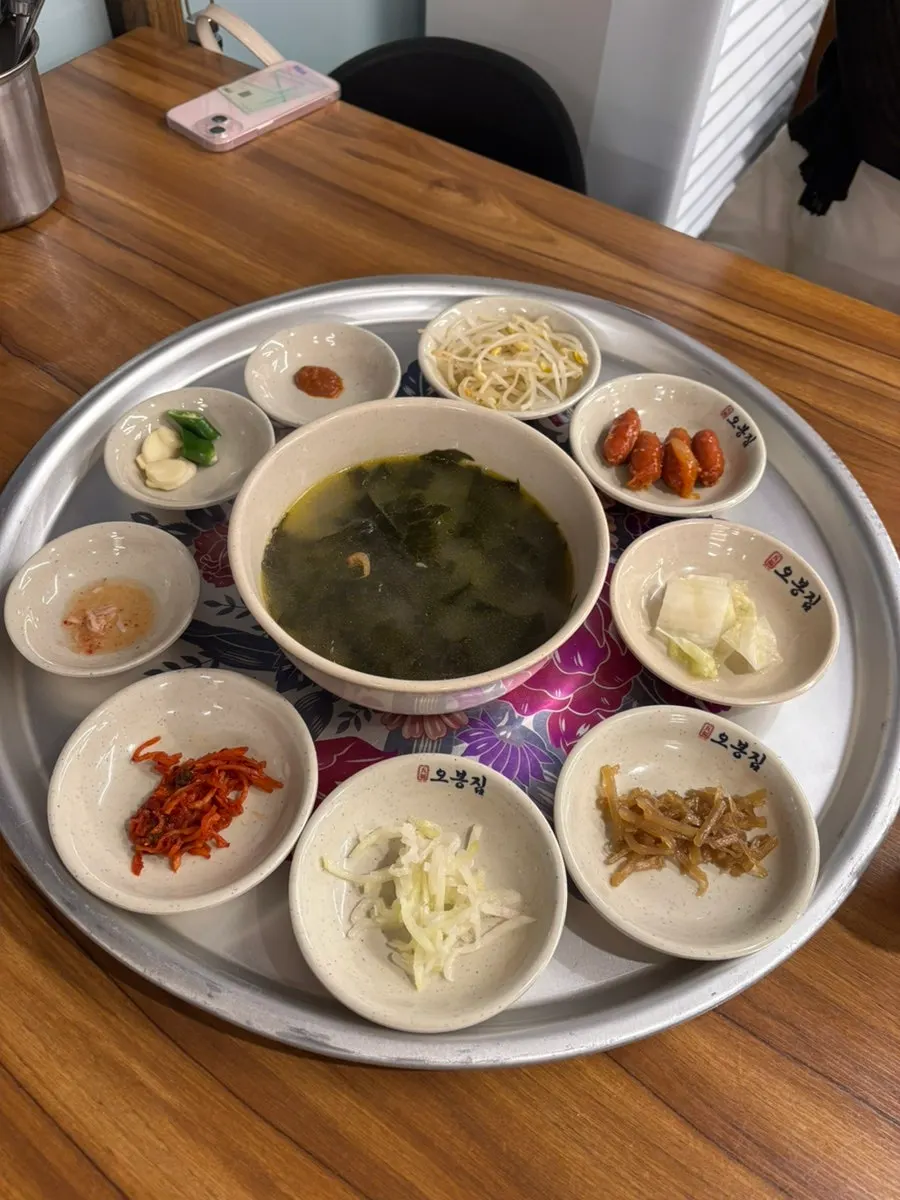주문 후 먼저 나온 기본 반찬 상차림