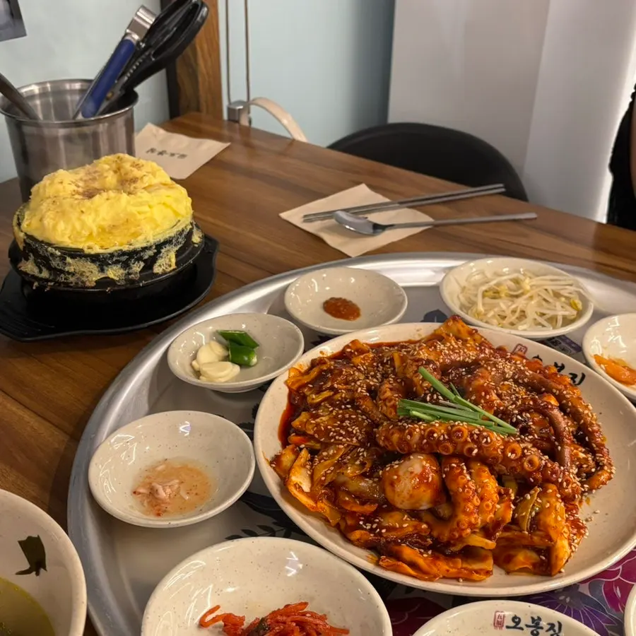한 숟갈 떠낸 부드러운 계란찜
