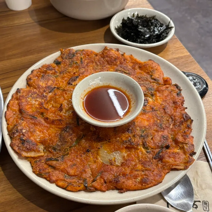 바삭하게 구워진 김치전