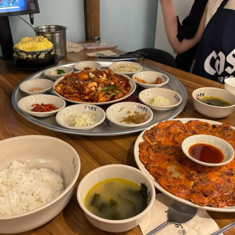 점심과 회식에 어울리는 매장 좌석 모습