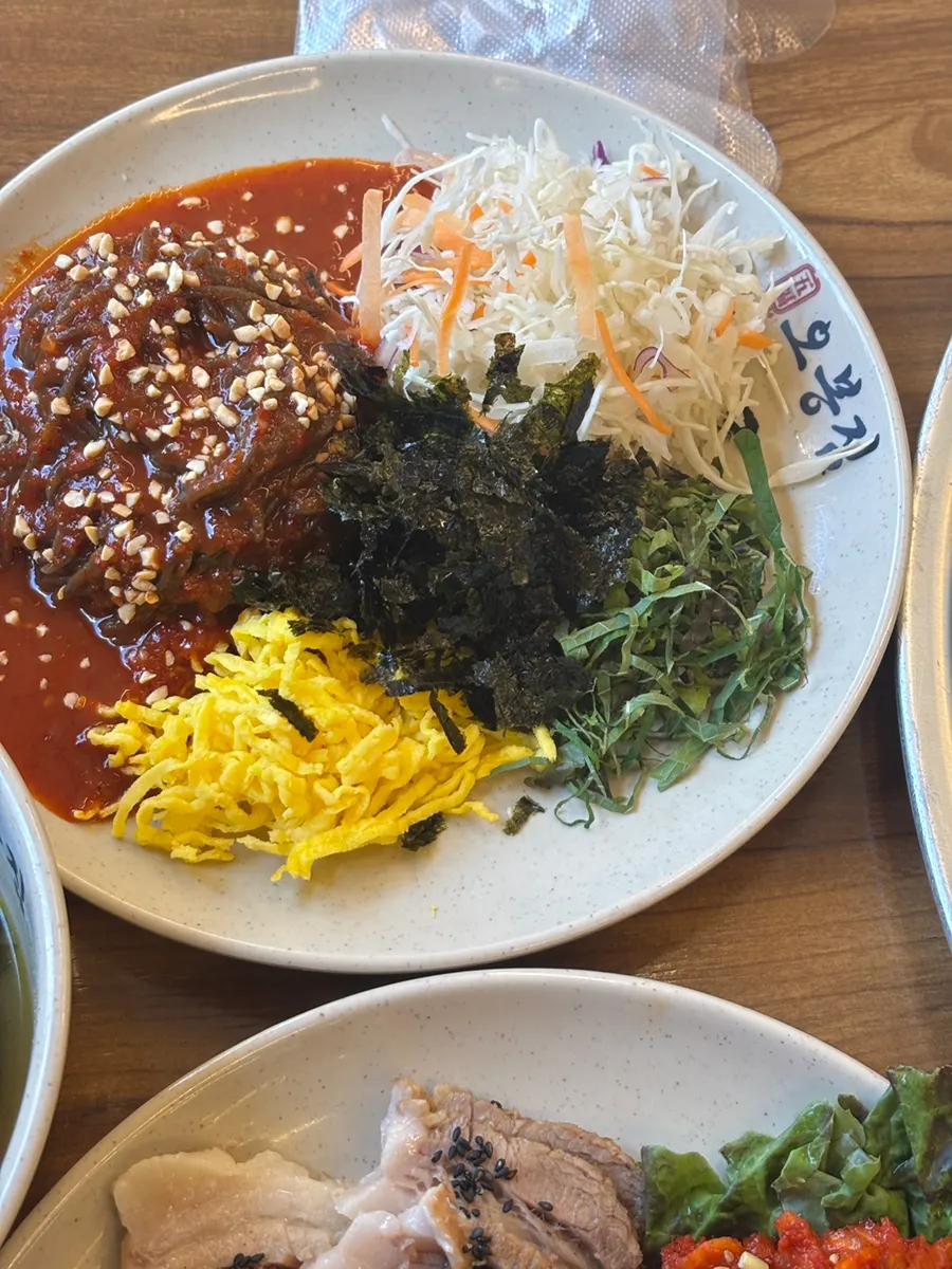 보쌈과 함께 나온 김치 접시