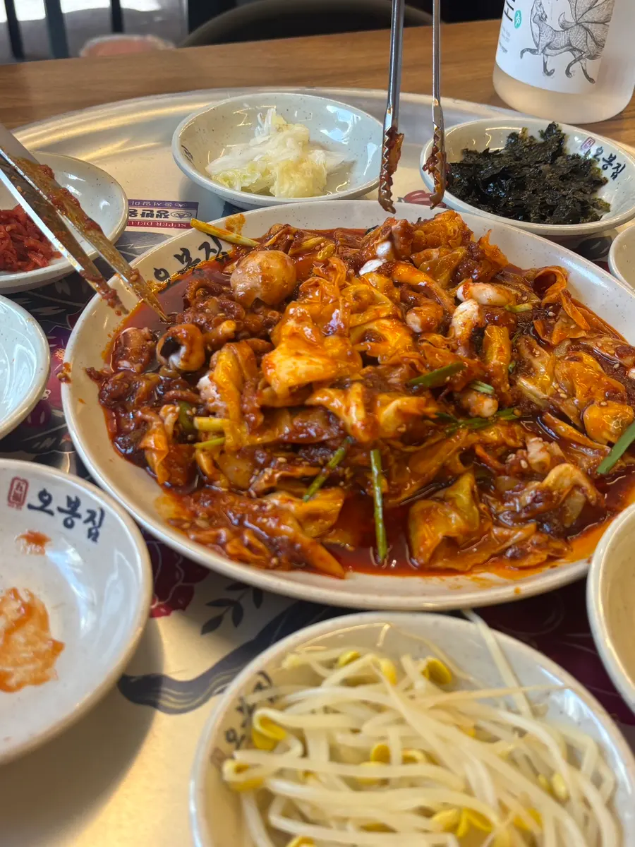 낙지볶음 소스에 올린 보쌈 한 점