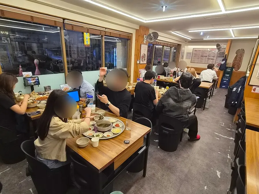 손님이 앉아 있는 오봉집 삼성점 내부