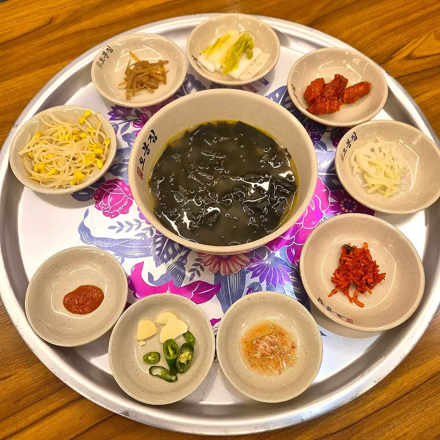 은색 철 쟁반에 차려진 밑반찬 한 상