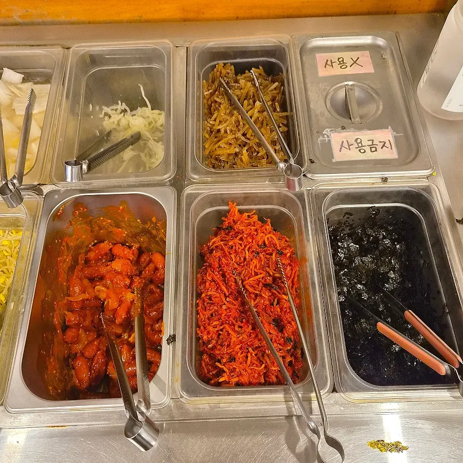 콩나물 등 밑반찬 접시 클로즈업