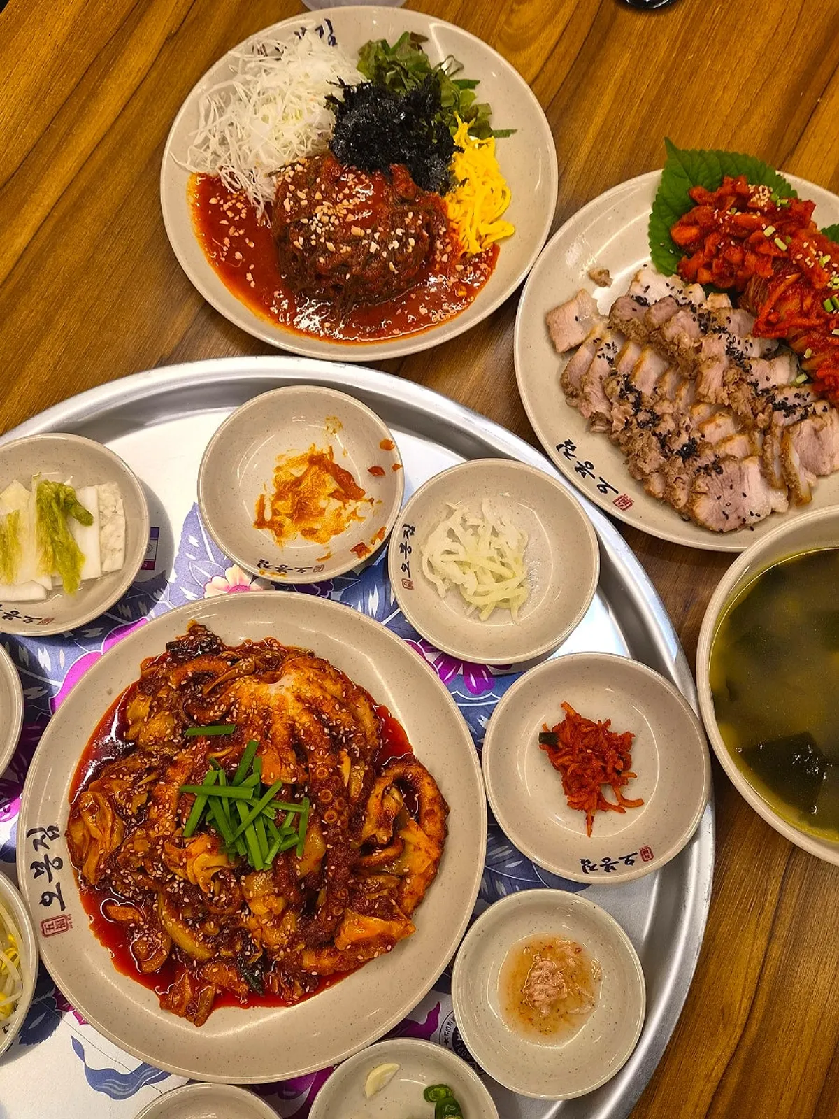 낙지볶음과 보쌈, 막국수가 차려진 낙지오봉집스페셜 한 상