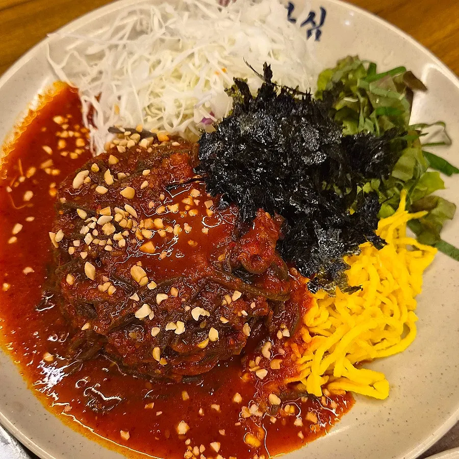 콩나물과 낙지볶음을 넣고 참기름 둘러 비빈 낙지 비빔밥