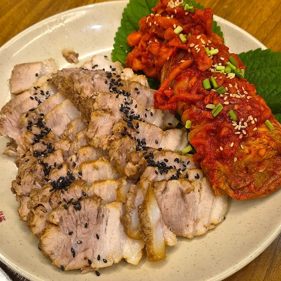 막국수와 낙지볶음을 함께 담은 한 입