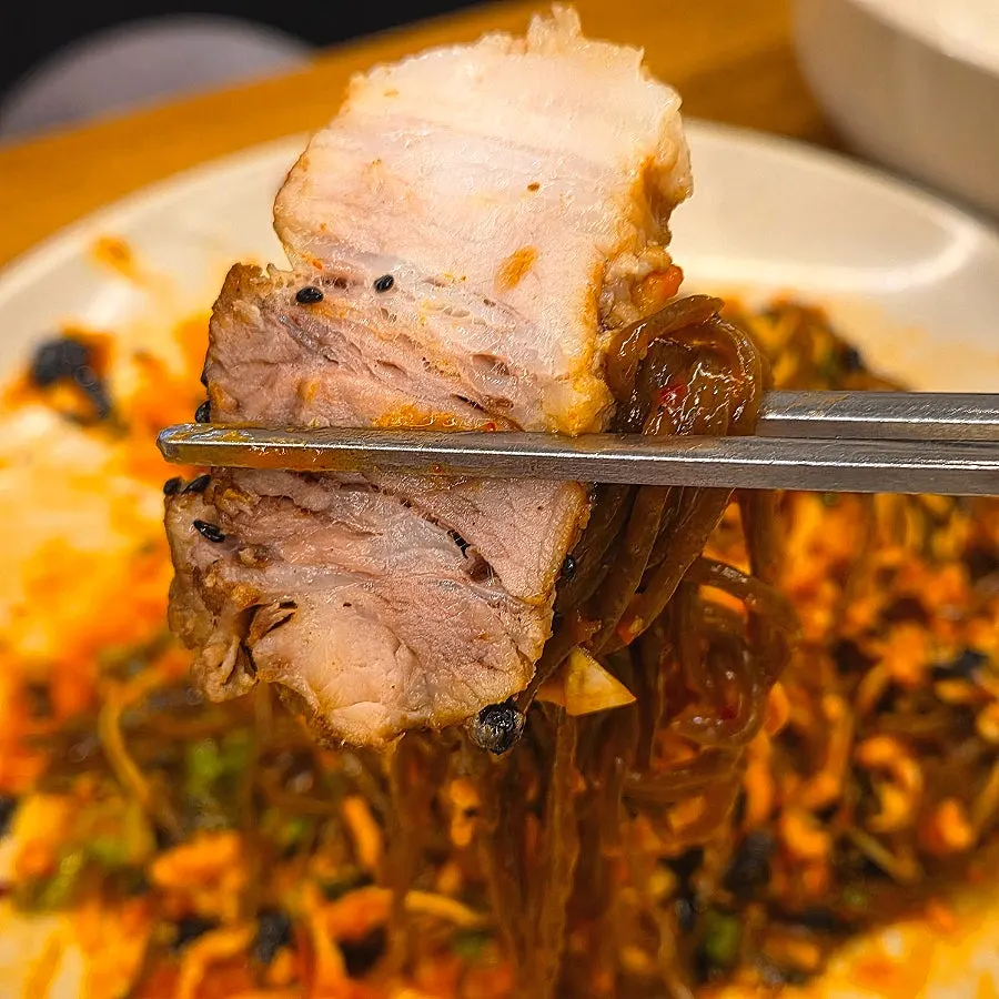 보쌈김치를 올린 보쌈 한 점