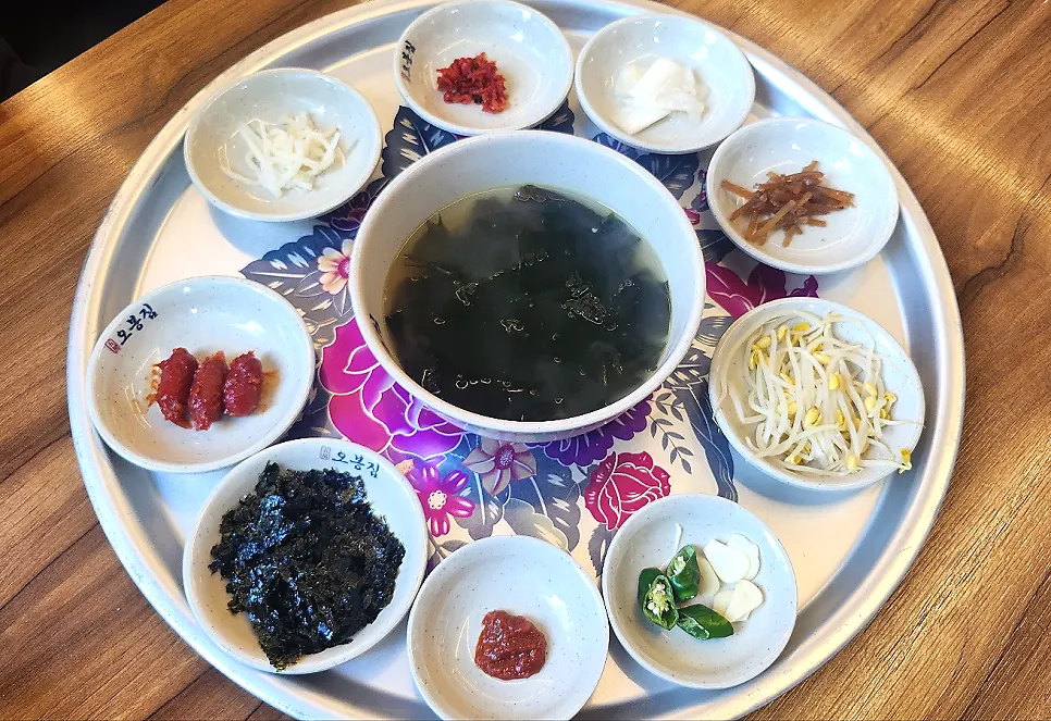 Self-bar with rice and seaweed soup
