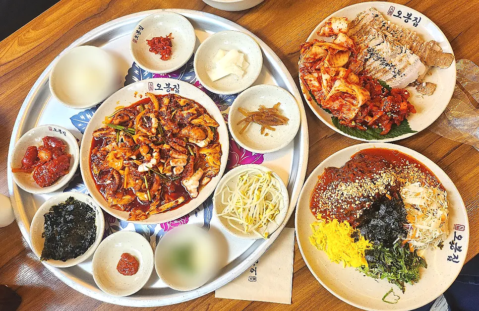 Table overflowing with the Nakji Obong Special