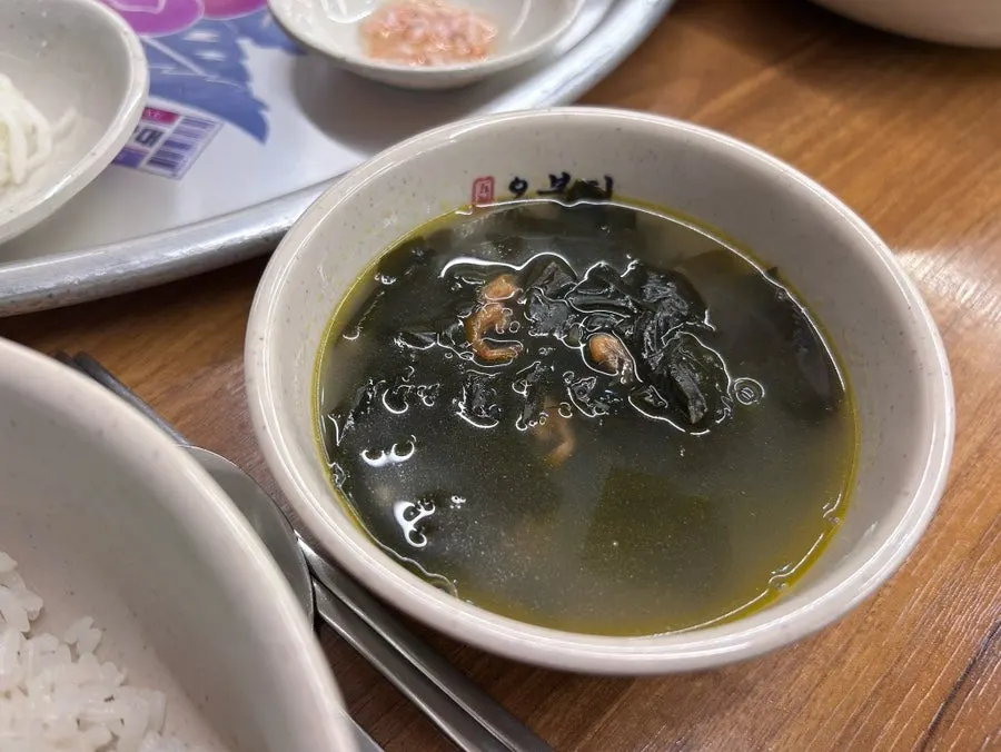 Seaweed soup with shrimp