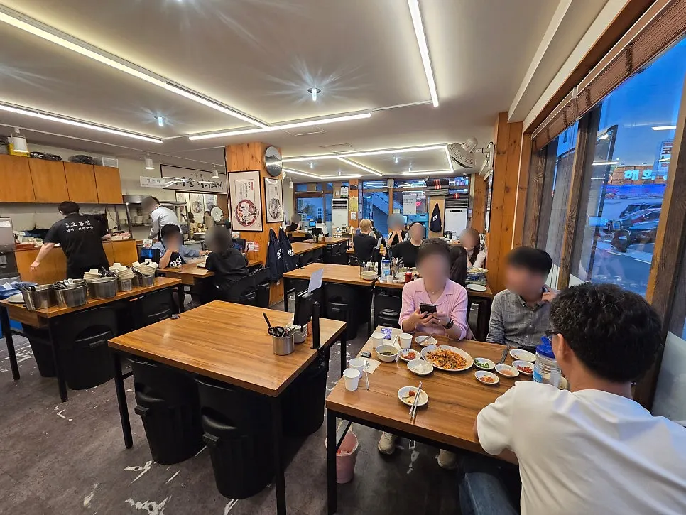Spaced-out hall seating at Obongjip Samseong Branch