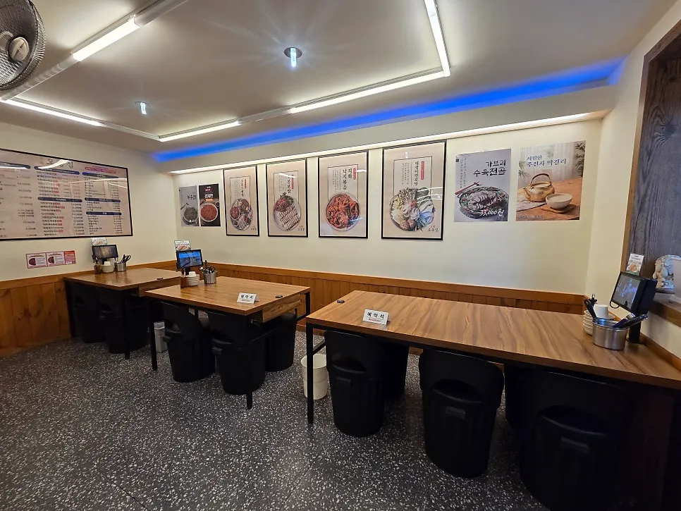 Private room seating for group gatherings at Obongjip Samseong Branch