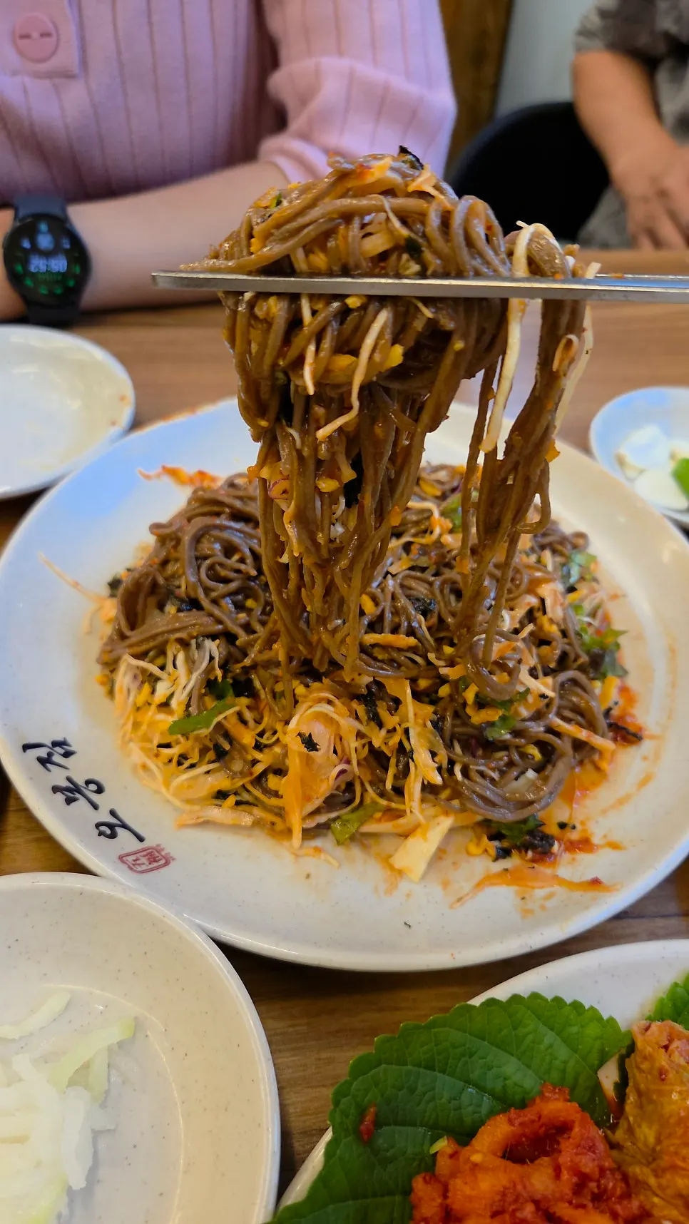 Jaengban makguksu tossed in sauce