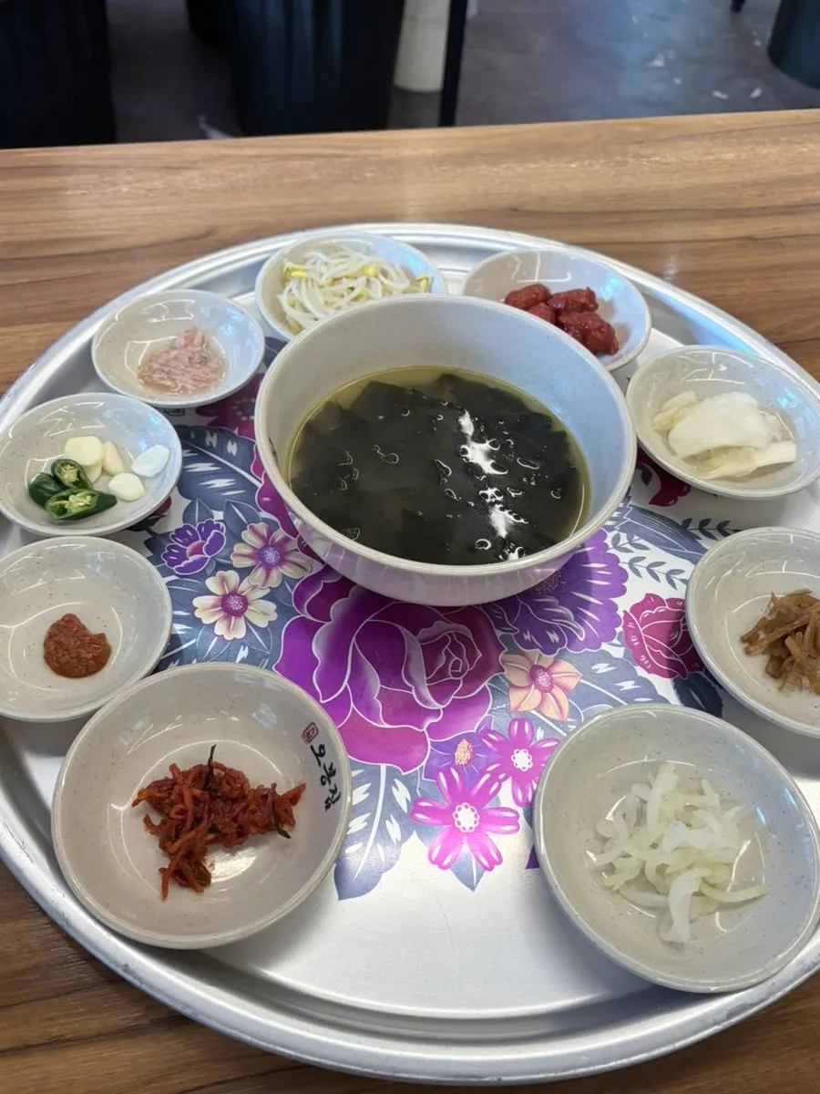 비엔나소세지 볶음이 포함된 푸짐한 밑반찬 한 상