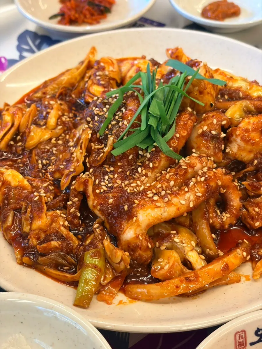 통낙지와 야채가 들어간 직화낙지볶음