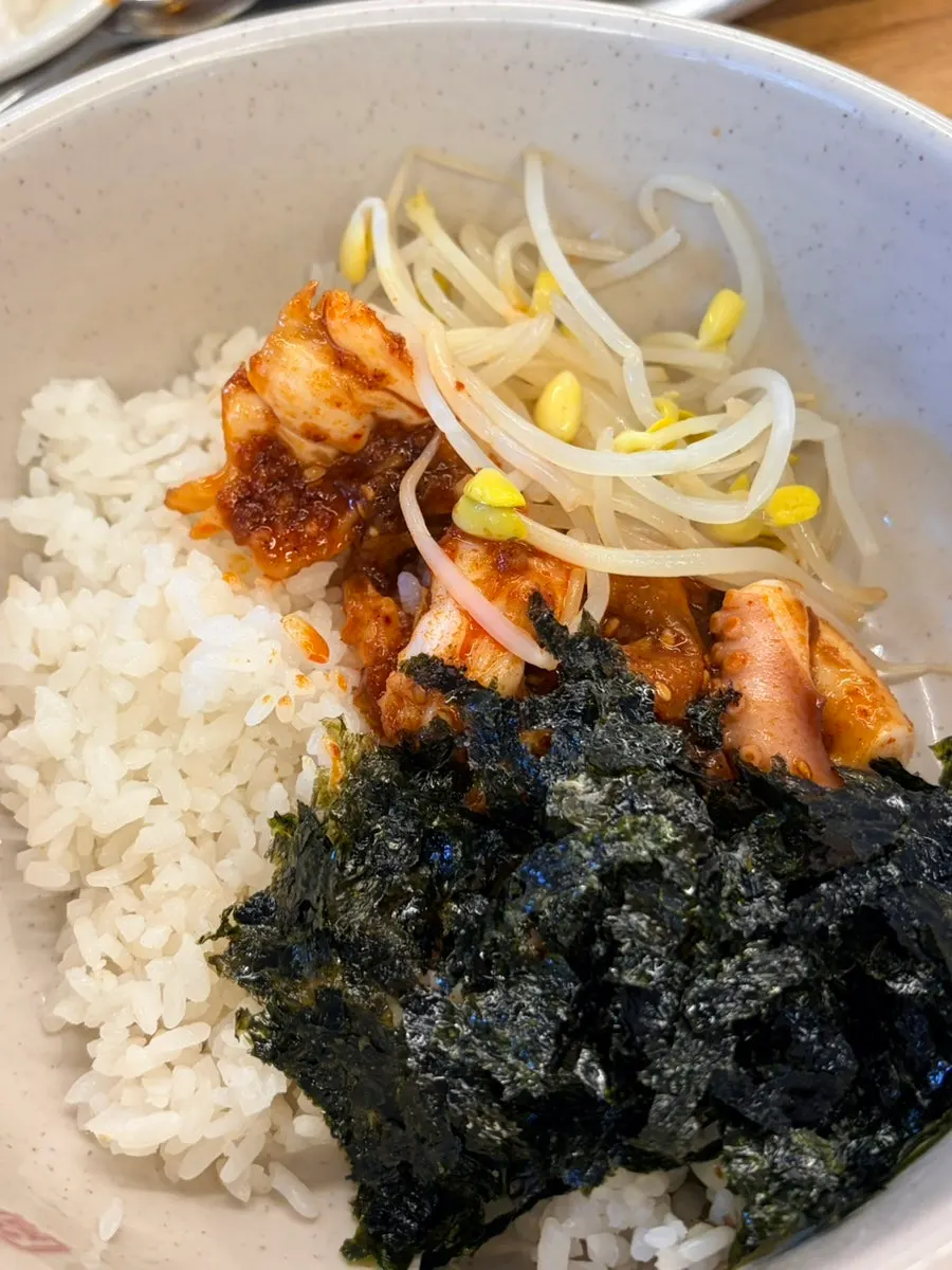 대접밥과 콩나물, 김가루 비빔 준비