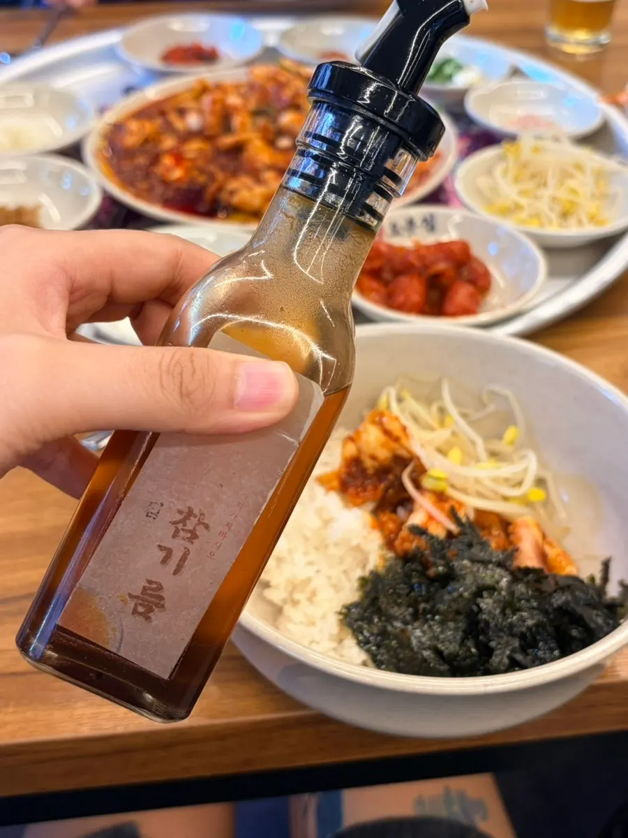 밥 위에 낙지볶음을 올린 모습